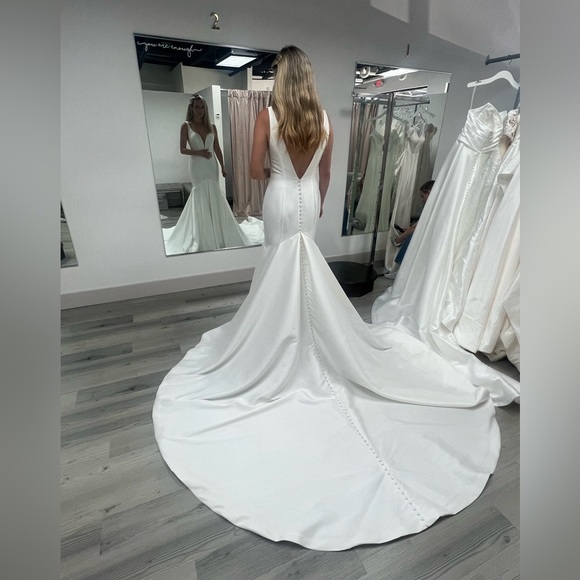 Clean, Trendy, Beautiful Trumpet Wedding Dress, Milkado, Ivory, Size 8 - Picture 1 of 6